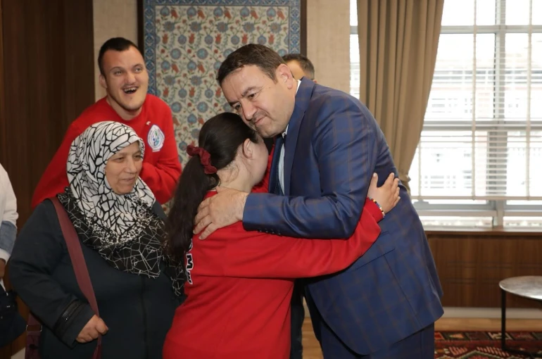 Kütahya Valisi Işın, Down Sendromlu çocuklar ve ailelerini kabul etti 
