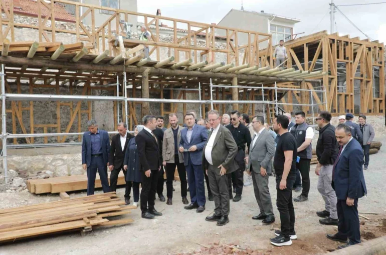 Kütahya Valisi Işın, Emet Hanı ve hayvan barınağında incelemelerde bulundu