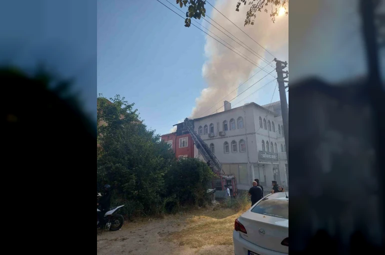 Kütahya’da 3 katlı binanın çatısında yangın 
