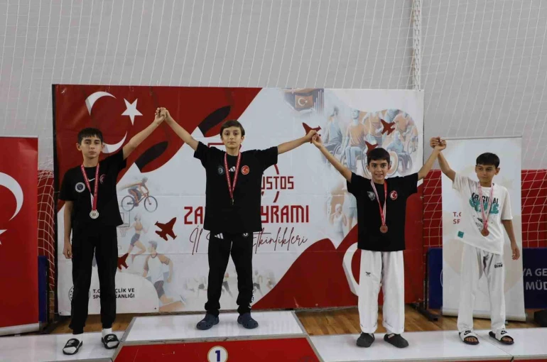Kütahya’da 30 Ağustos Yıldızlar Taekwondo Zafer Kupası’nda ödül heyecanı