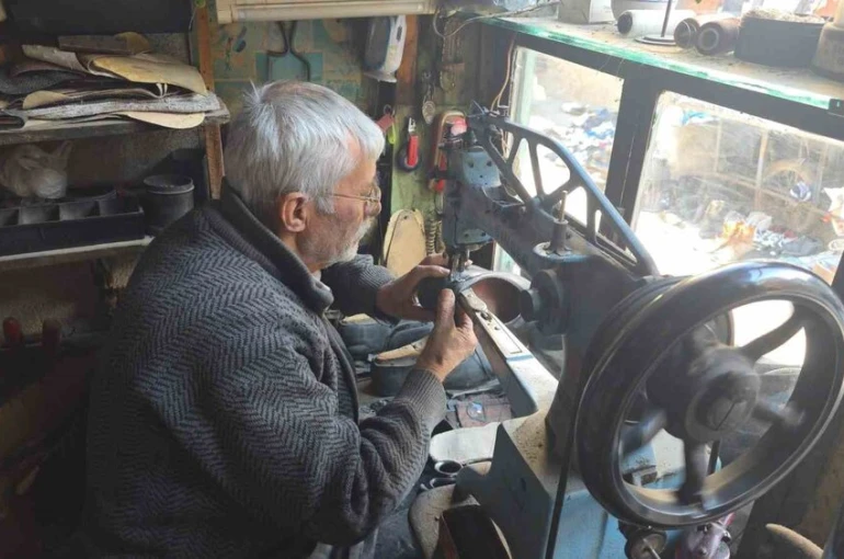 Kütahya’da 65 yıllık ayakkabı ustası Mehmet Ersulak: "Meslek bitti, yetişen yok"