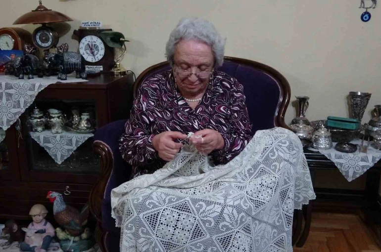 Kütahya’da 70 yıldır ilmek atan emekli öğretmenin azmi örnek oluyor 