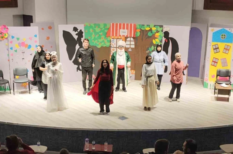 Kütahya’da "Bir Dürüstlük Hikâyesi" adlı çocuk tiyatrosu öğrencilerle buluştu 