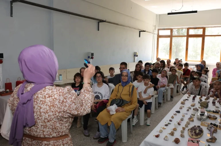 Kütahya’da çocuklar doğal taşların gizemli dünyasını keşfetti 
