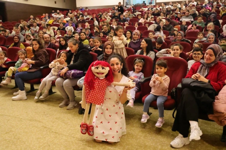 Kütahya’da ’Ecem ile Çilek Vantrolog Gösterisi’ne çocuklardan ilgi 