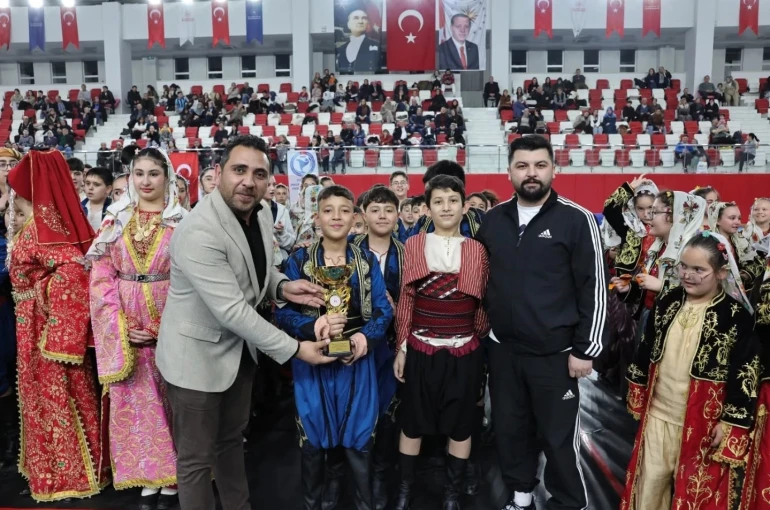 Kütahya’da halk oyunları coşkusu