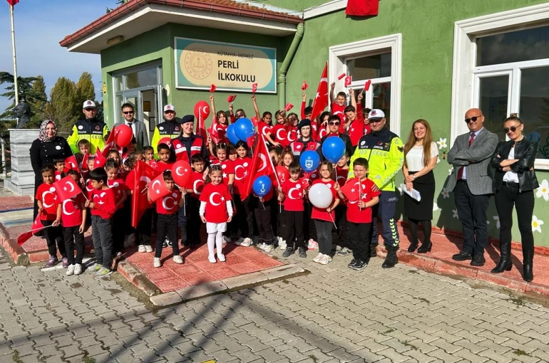 Kütahya’da jandarma ekipleri miniklerin Cumhuriyet Bayramını kutladı