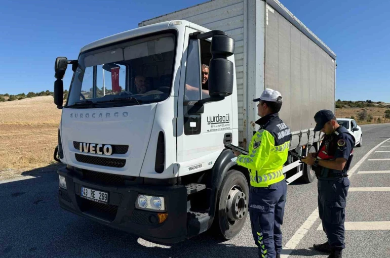 Kütahya’da jandarma trafik ekipleri sürücüleri bilgilendirdi 