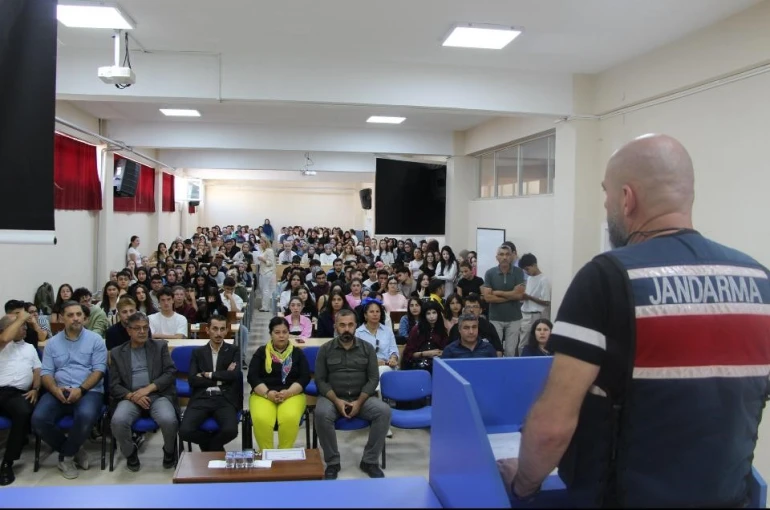 Kütahya’da jandarmadan öğrencilere siber güvenlik eğitimi