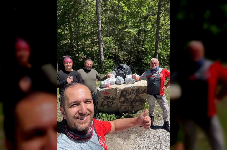 Kütahya’da kirlenen mesire alanını Eskişehirli motosiklet grubu temizledi 