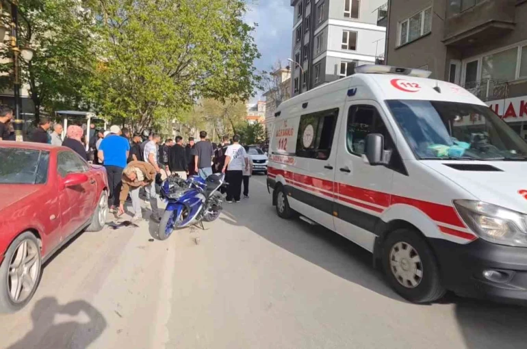 Kütahya’da motosiklet yayaya çarptı: 2 yaralı 