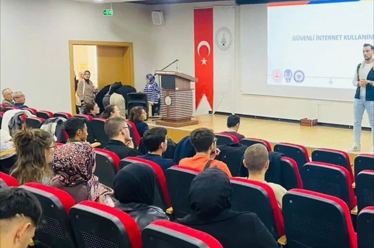 Kütahya’da öğrencilere siber güvenlik ve bilinçli internet kullanımı semineri 