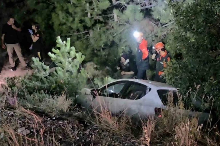 Kütahya’da otomobil ile motosiklet çarpışarak şarampole yuvarlandı: 5 yaralı 