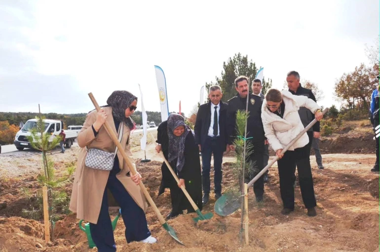 Kütahya’da şehitler için 350 fidan toprakla buluştu 