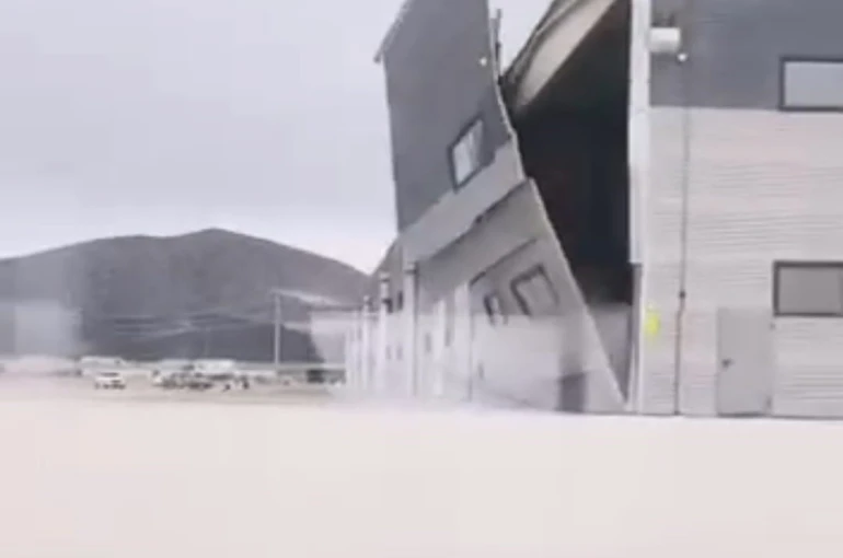 Kütahya’da şiddetli rüzgâr fabrikanın duvarını işte böyle yıktı 