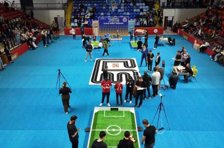 Kütahya’da Ulusal Robot Yarışması renkli görüntülere sahne oldu 