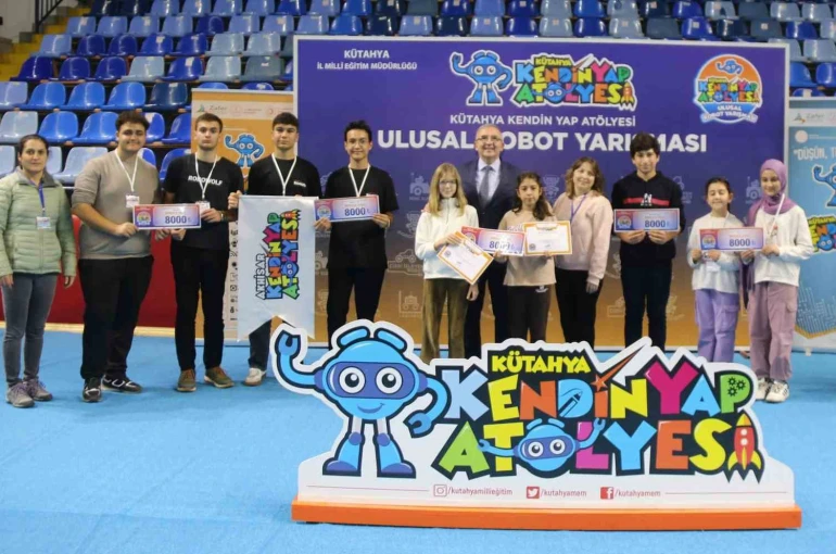 Kütahya’da Ulusal Robot Yarışması’nda dereceye giren öğrenciler ödüllerini aldı 
