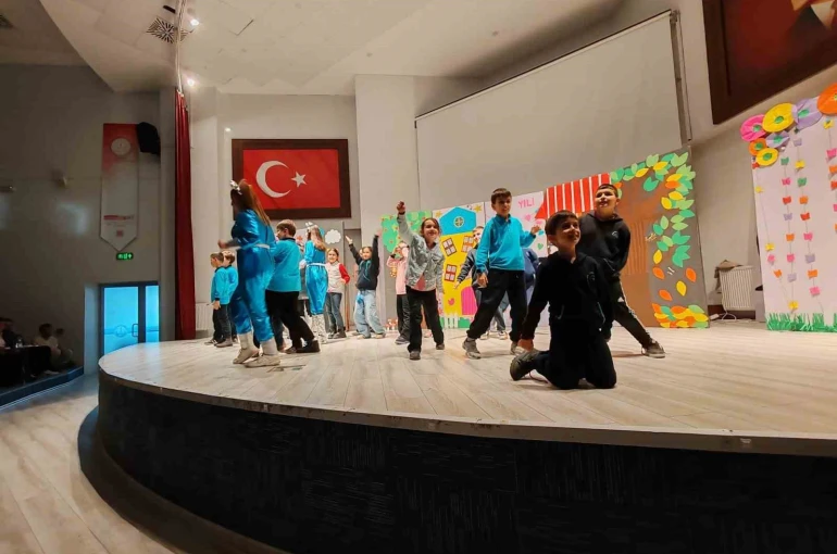 Kütahya’da "Zamanda Aile Yolculuğu" adlı çocuk tiyatrosu son kez sahnelendi 