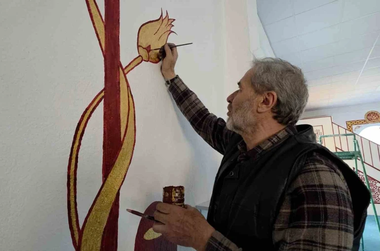 Kütahyalı imam görev yaptığı camileri hat ve nakkaş sanatı ile süslüyor 