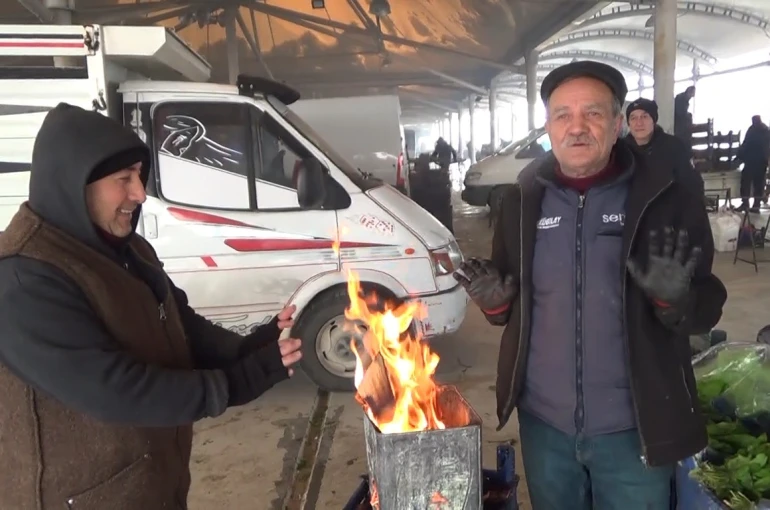 Kütahyalı pazarcılar tenekede ateş yakarak ısınıyor 