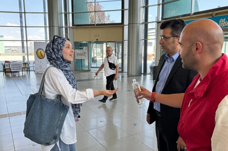 Kütahya’ya gelen üniversite öğrencilerine otogarda sıcak karşılama 