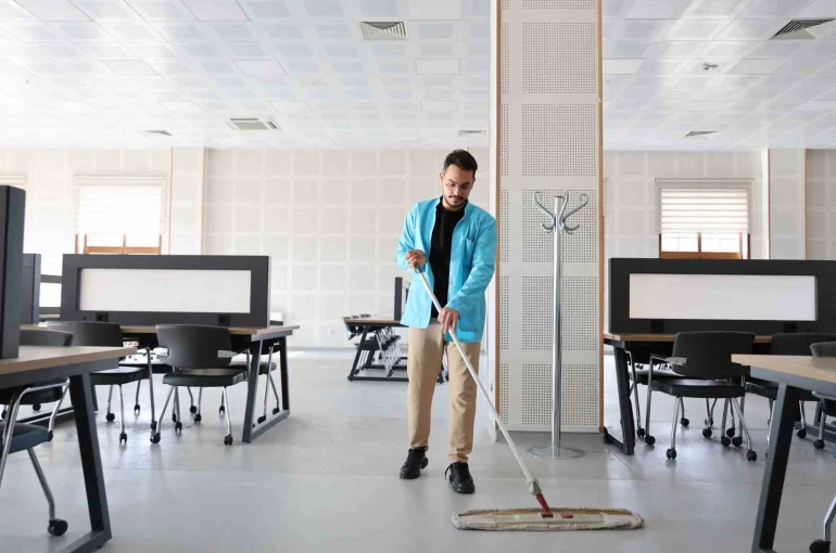 Kütüphanede memur, amfide tıp öğrencisi 