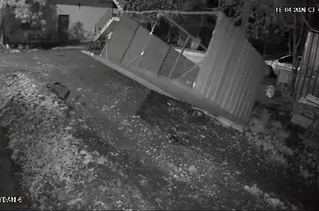 Kuvvetli fırtınanın tavuk kümesini uçurduğu o anlar kamerada 