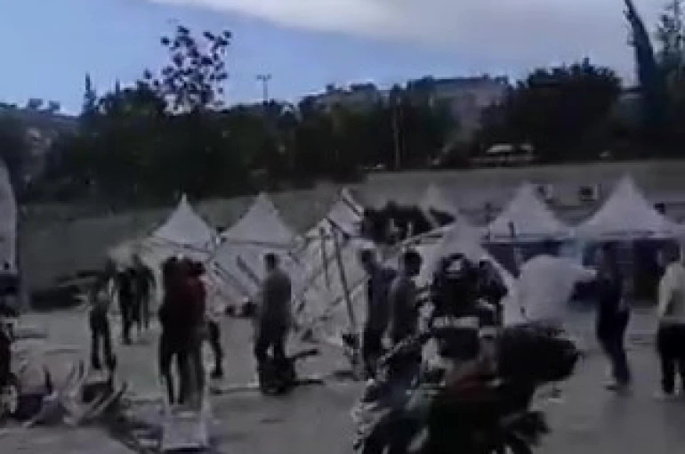 Kuvvetli rüzgar ’Kariyer Fuarı’ çadırlarını uçurdu