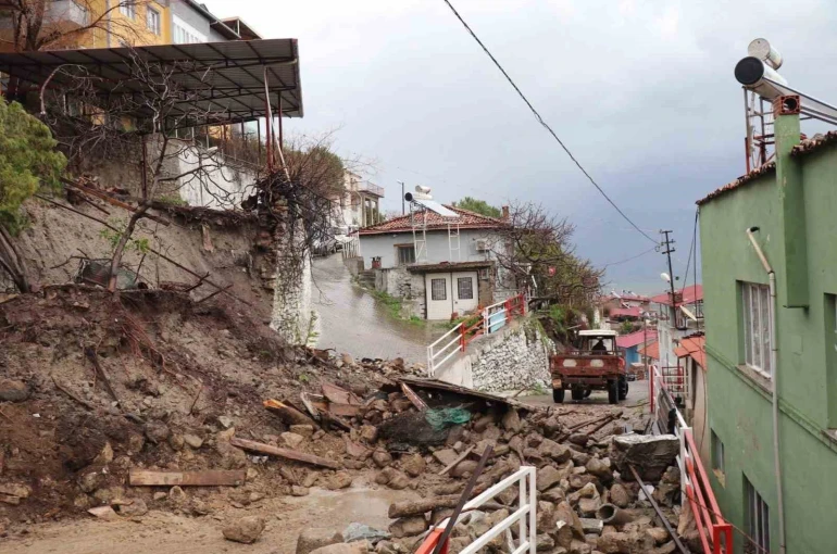 Kuvvetli yağışa dayanamadı, çöktü 