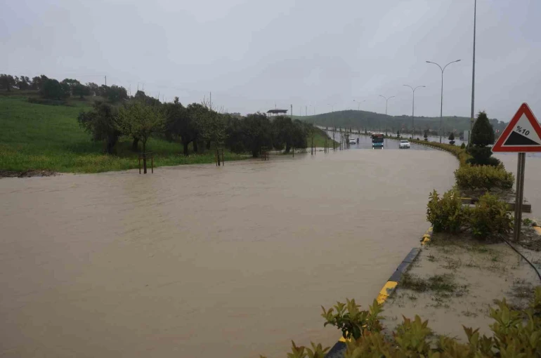 Kuvvetli yağışın etkili olduğu Antakya’da eğitime 1 gün ara verildi 