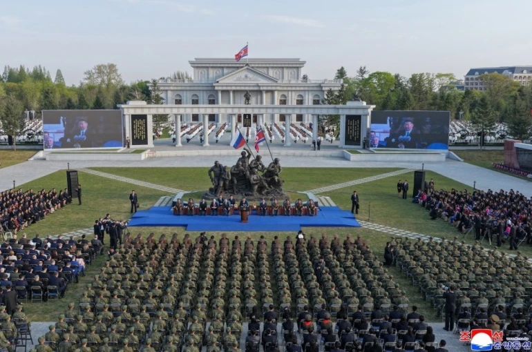 Kuzey Kore lideri, Ukrayna’da ölen Kuzey Koreli askerler anısın anıtın açılışını yaptı 