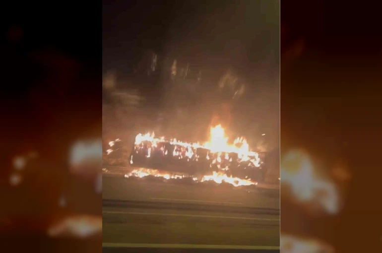 Kuzey Marmara Otoyolunda saman yüklü tır dorsesi alevlere teslim oldu