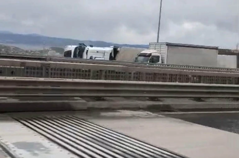 Kuzey Marmara Otoyolu’nda şiddetli fırtına: 2 tır devrildi 