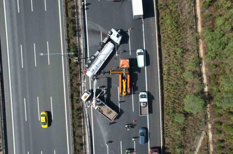 Kuzey Marmara Otoyolu’nda tır devrildi, trafik kilitlendi