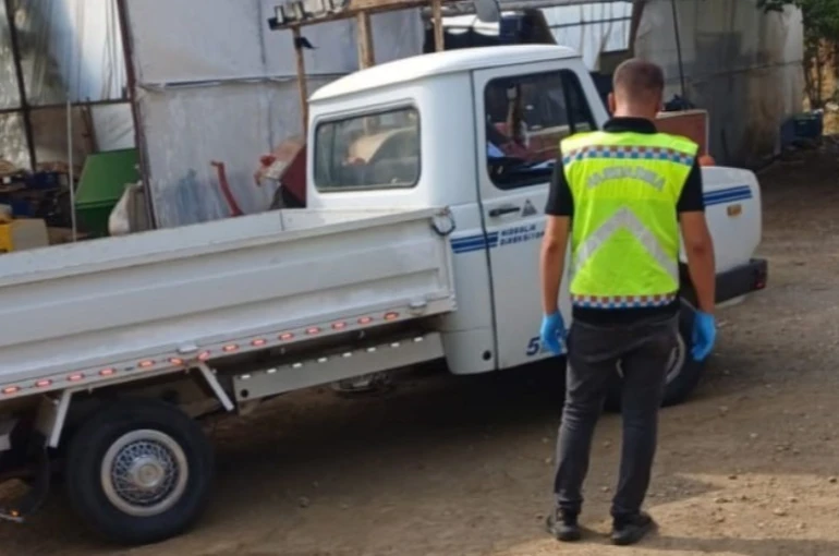 Lastiğini tamir ettiği kamyonet ile traktör arasına sıkışarak hayatını kaybetti 