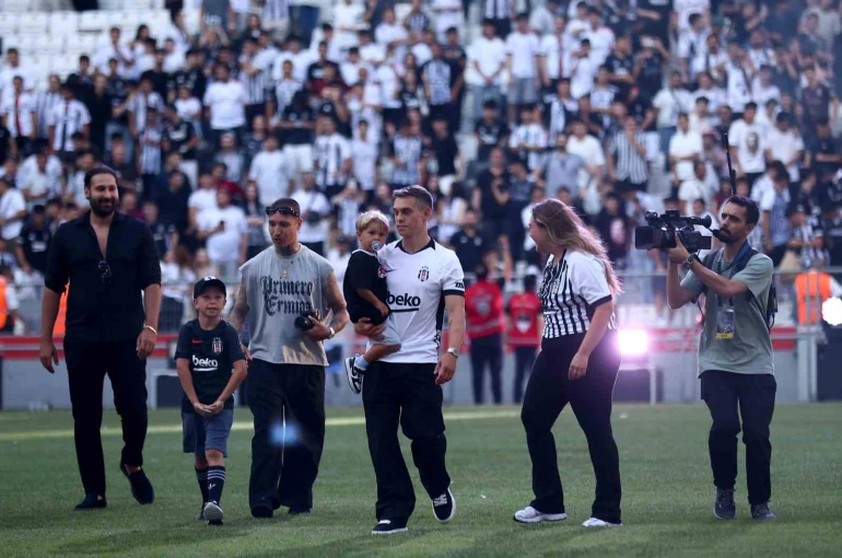 Leandro Trossard, 20 bin taraftarın önünde imzayı attı 