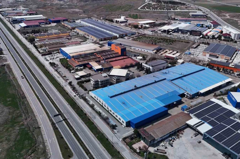 Leylekler yuvaya döndü, fabrikada üretime ara verildi 