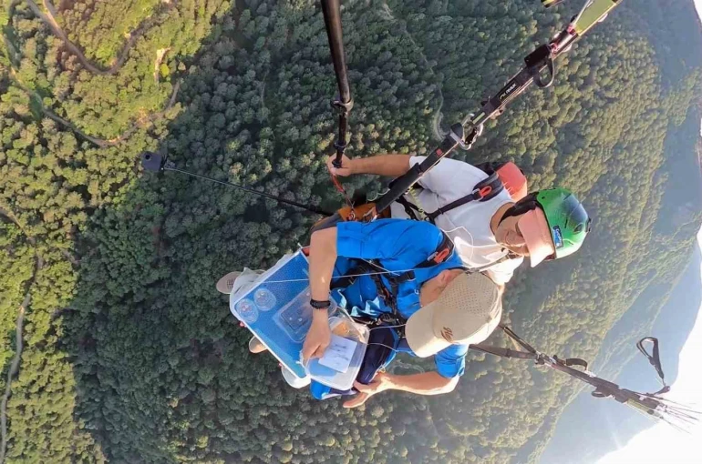 Lezzeti bu kez gökyüzüne taşıdı: İznik Gölü üzerinde kumpir yaptı 