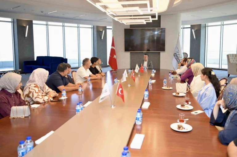 LGS’de dereceye giren öğrencileri Başkan Vekili Aksoy makamında ağırladı 