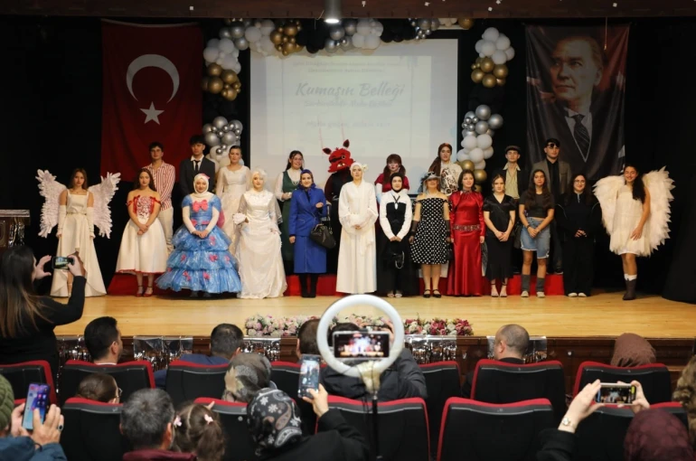 Lise öğrencileri atık malzemelerden hazırladıkları kıyafetlerle podyuma çıktı 