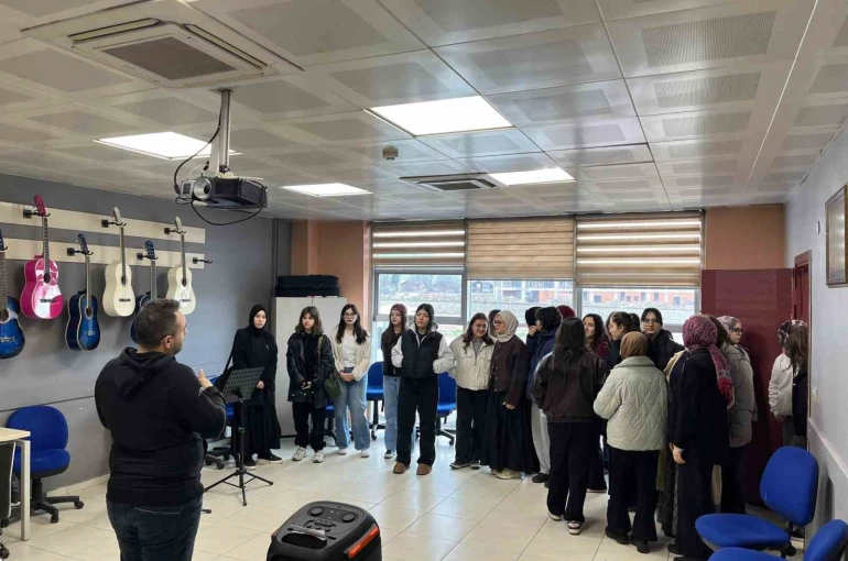 Lise öğrencileri gençlik merkezinde vakit geçirdi 