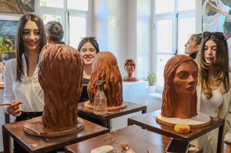 Lise öğrencilerinden yıl sonu sanat sergisi 