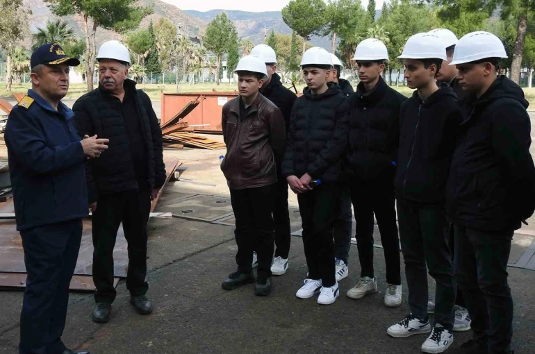 Lise öğrencilerine Aksaz Tersane Komutanlığında eğitim 