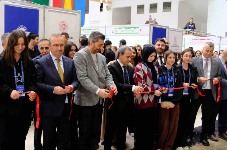 Lise öğrencilerinin projeleri Anadolu Üniversitesi ev sahipliğinde sergileniyor 