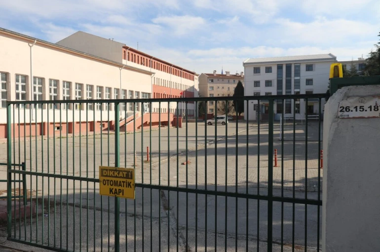 Lise öğrencisi gıda zehirlenmesinden hastaneye kaldırıldı