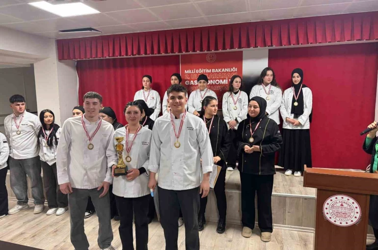 Liseli gençler gastronomi yarışmasında gümüş madalya kazandı 