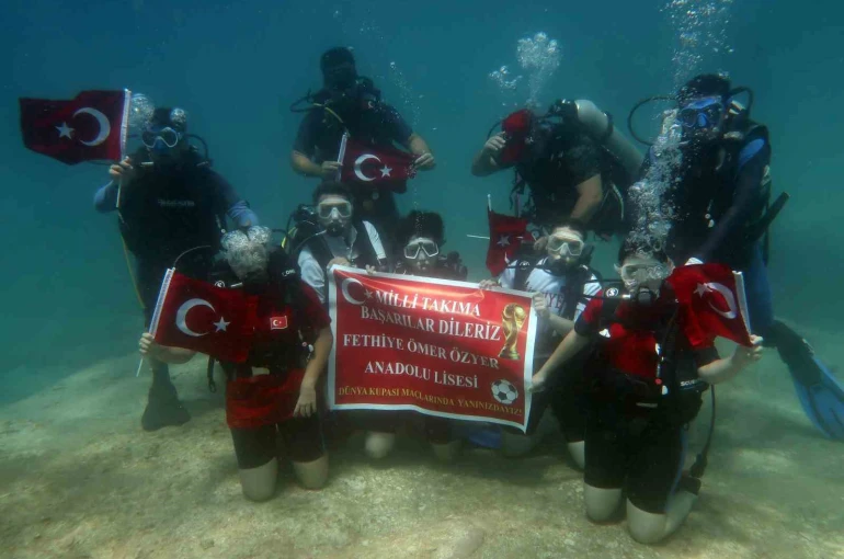 Liseli gençlerden milli takıma sualtından destek