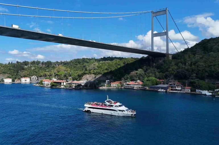 Liverpool taraftarı maç öncesi İstanbul’da boğaz turu yaptı 