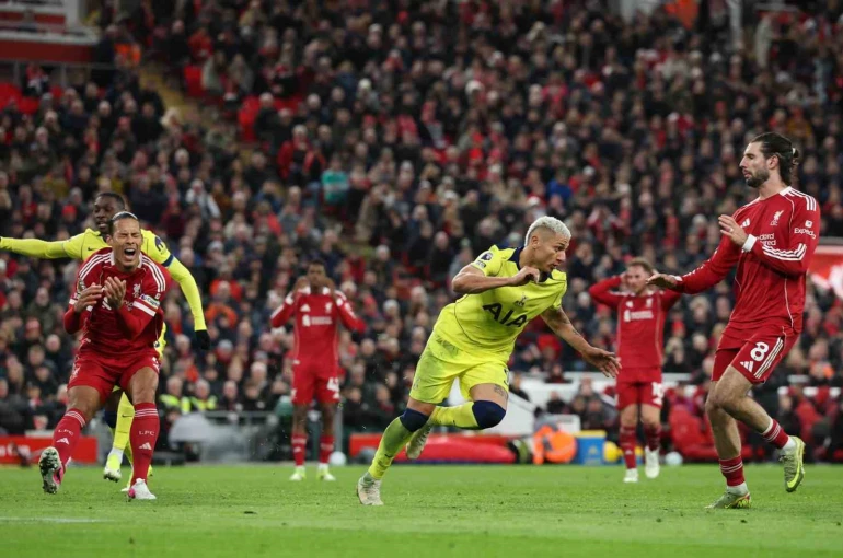 Liverpool, Tottenham’a son dakikada takıldı