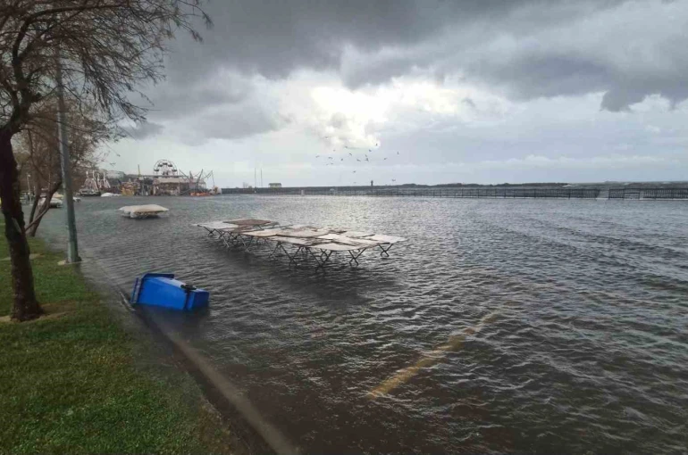 Lodos vurdu, Tekirdağ sahili suyla kaplandı 